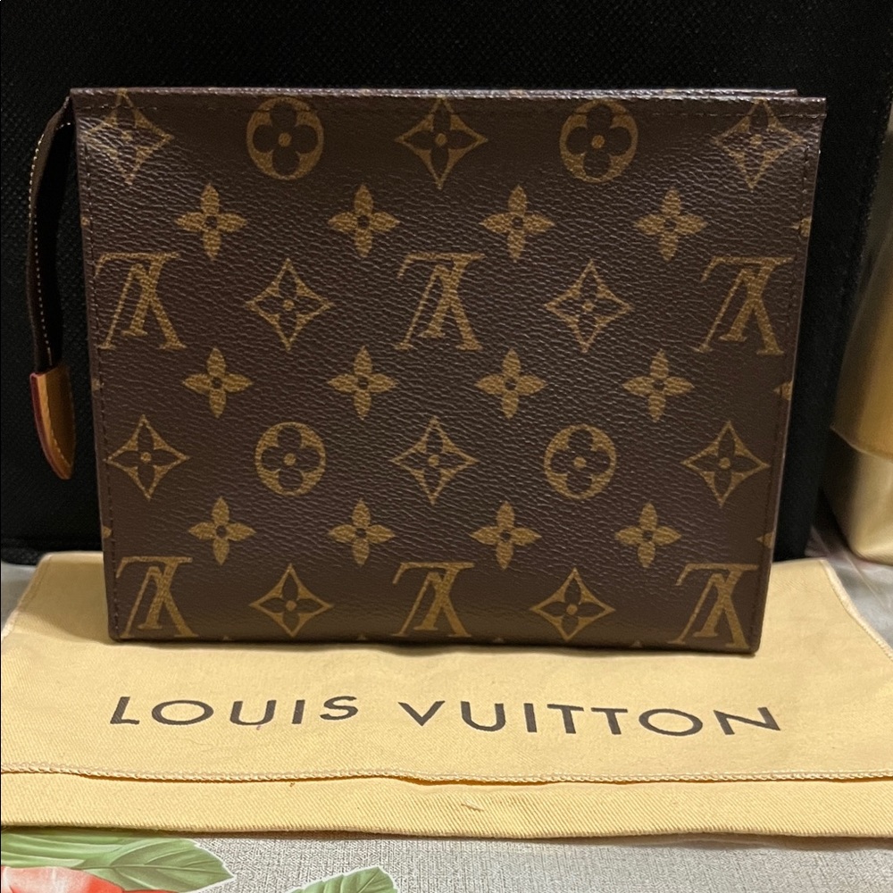 Lois Vuitton Toiletry Pouch 19